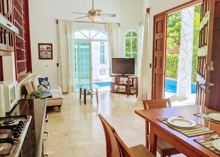 Dom wakacyjny 9br 6ba Large Groups! Location In Town Walk To Beach, 5th Ave Cozumel Ferry, Shopping, Nightlife! Roof Plunge Pool!! Castillo Playacar Fase 1 25max *