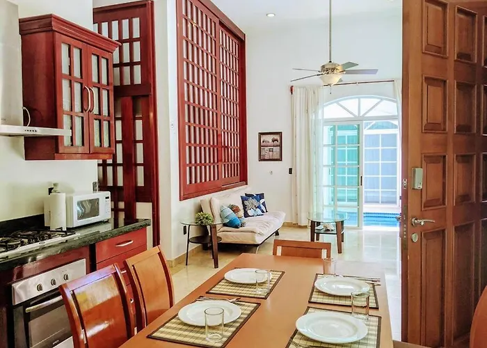 Dom wakacyjny 9br 6ba Large Groups! Location In Town Walk To Beach, 5th Ave Cozumel Ferry, Shopping, Nightlife! Roof Plunge Pool!! Castillo Playacar Fase 1 25max